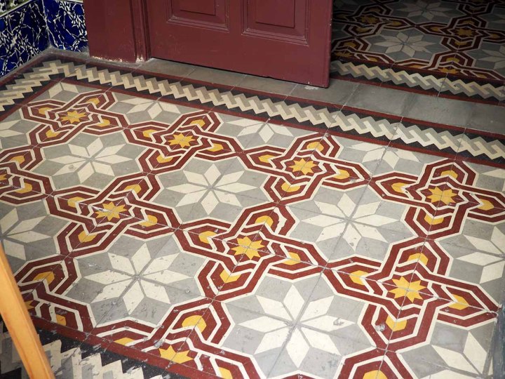 Suelo hidráulico geométrico portal viviendas en Santiago de Compostela