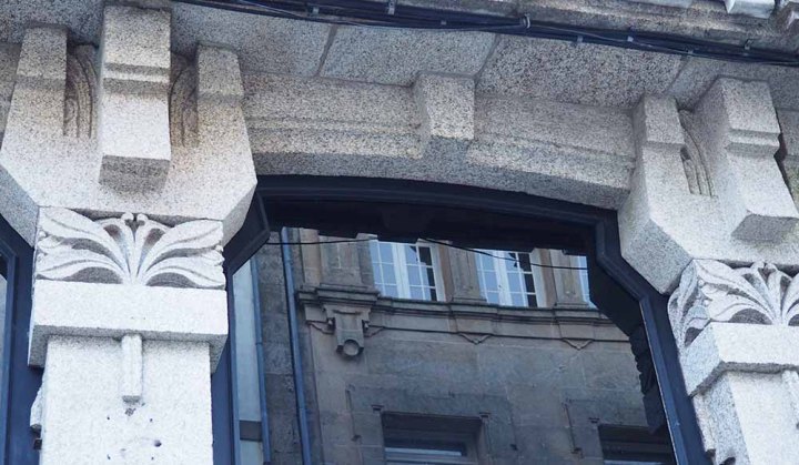 Capiteles modernistas de líneas florales