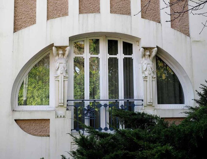 Arco oval. Ornamento altantes griegos. Modernismo compostelano