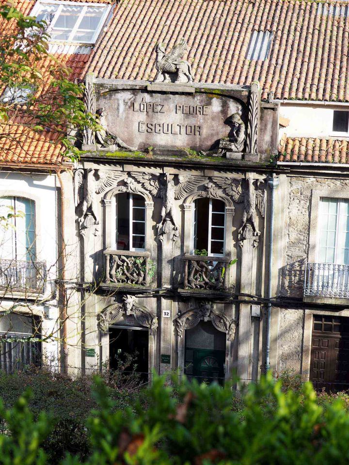 Primer plano de la fachada del escultor López Pedre