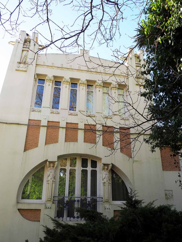 Fachada principal. Casa Ramón Núñez. Modernismo Santiago de Compostela