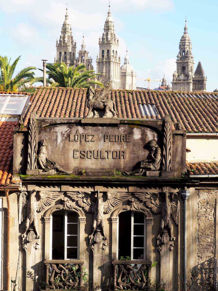 Catedral de Santiago y casa escultor López Pedre. Arquitectura modernista compostelana